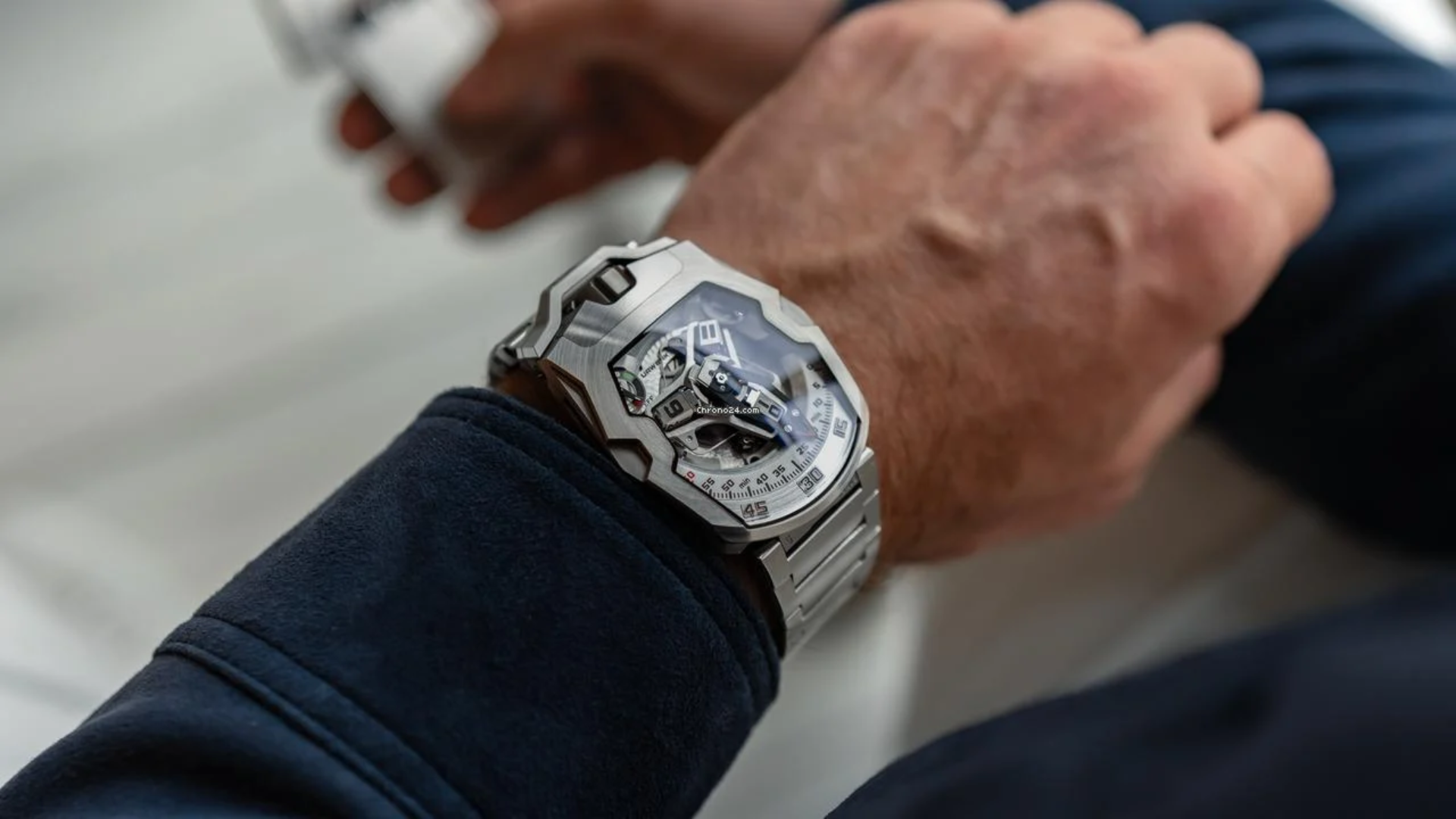 Urwerk UR-210 – Đồng hồ đeo tay độc lạ và khác biệt