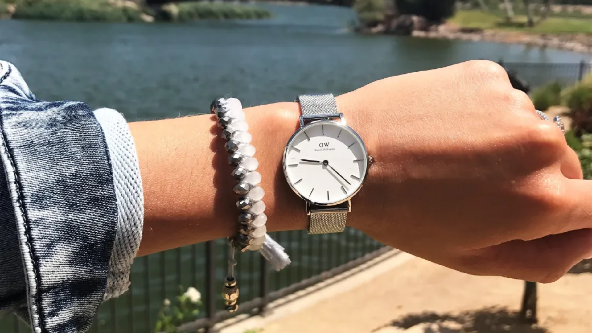 Đồng hồ nữ dây kim loại màu trắng Daniel Wellington Petite Sterling 32mm 