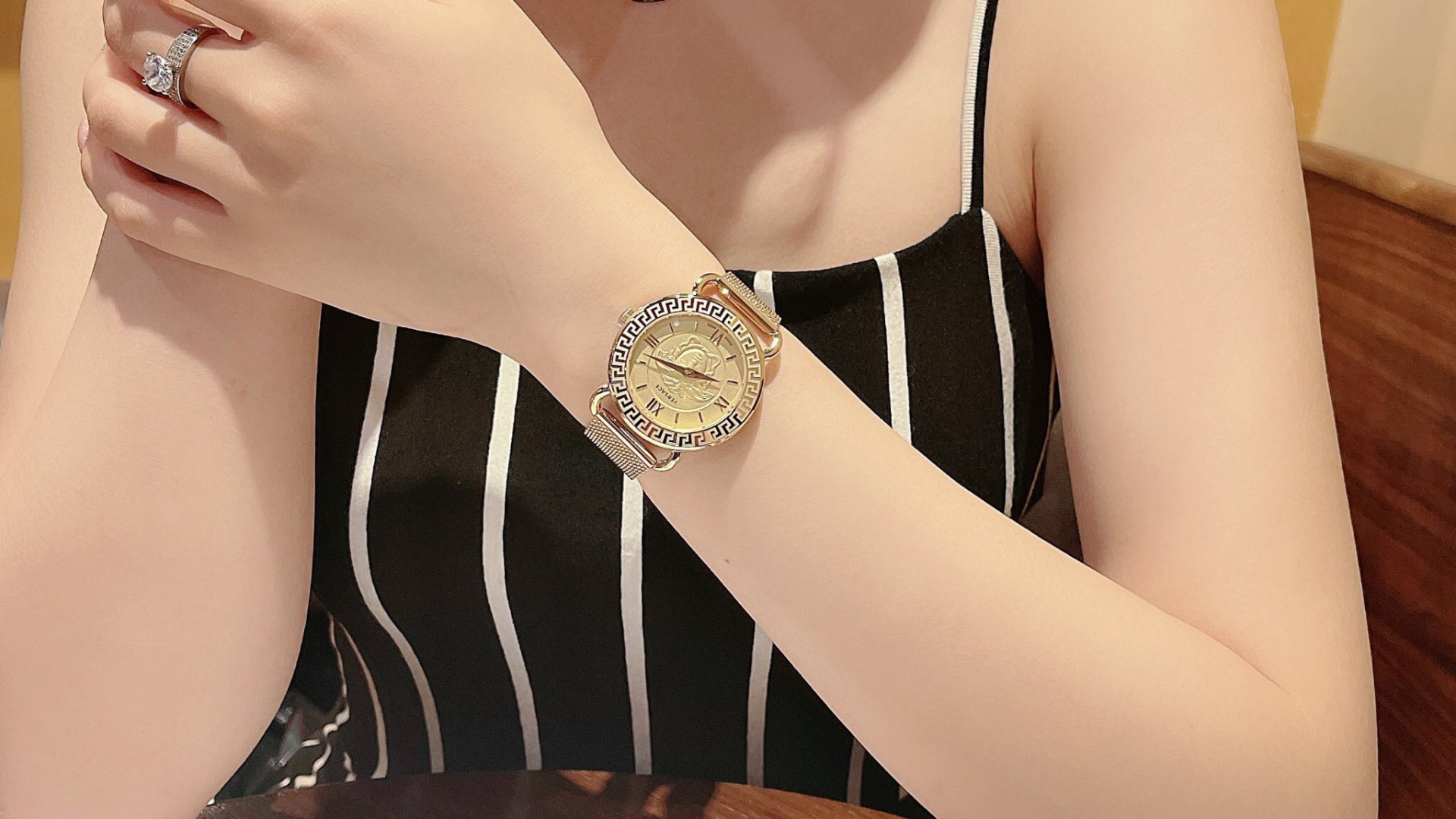 Đồng hồ Versace nữ dây kim loại vàng Versace Medusa Head Watch