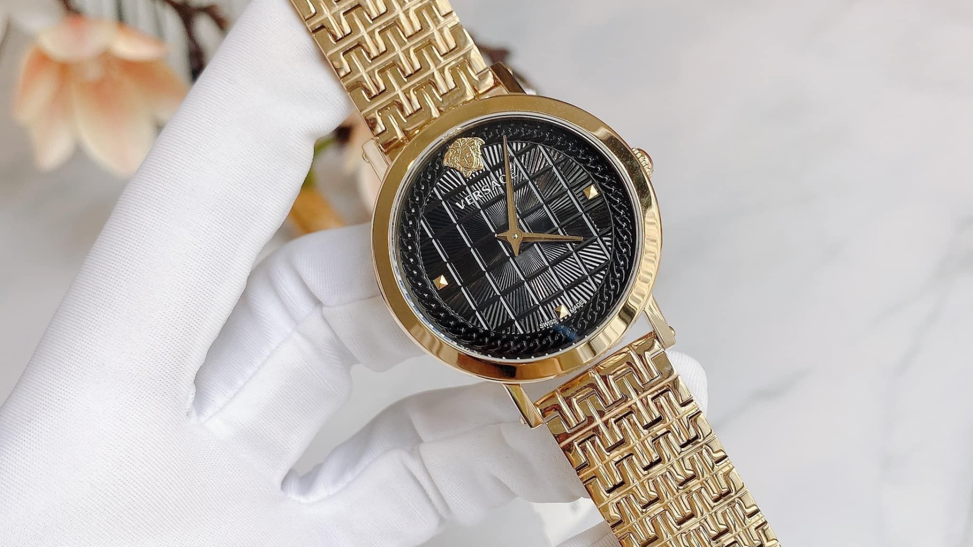 Đồng hồ Versace nữ dây kim loại vàng Versace Chaine d’Ancre Watch